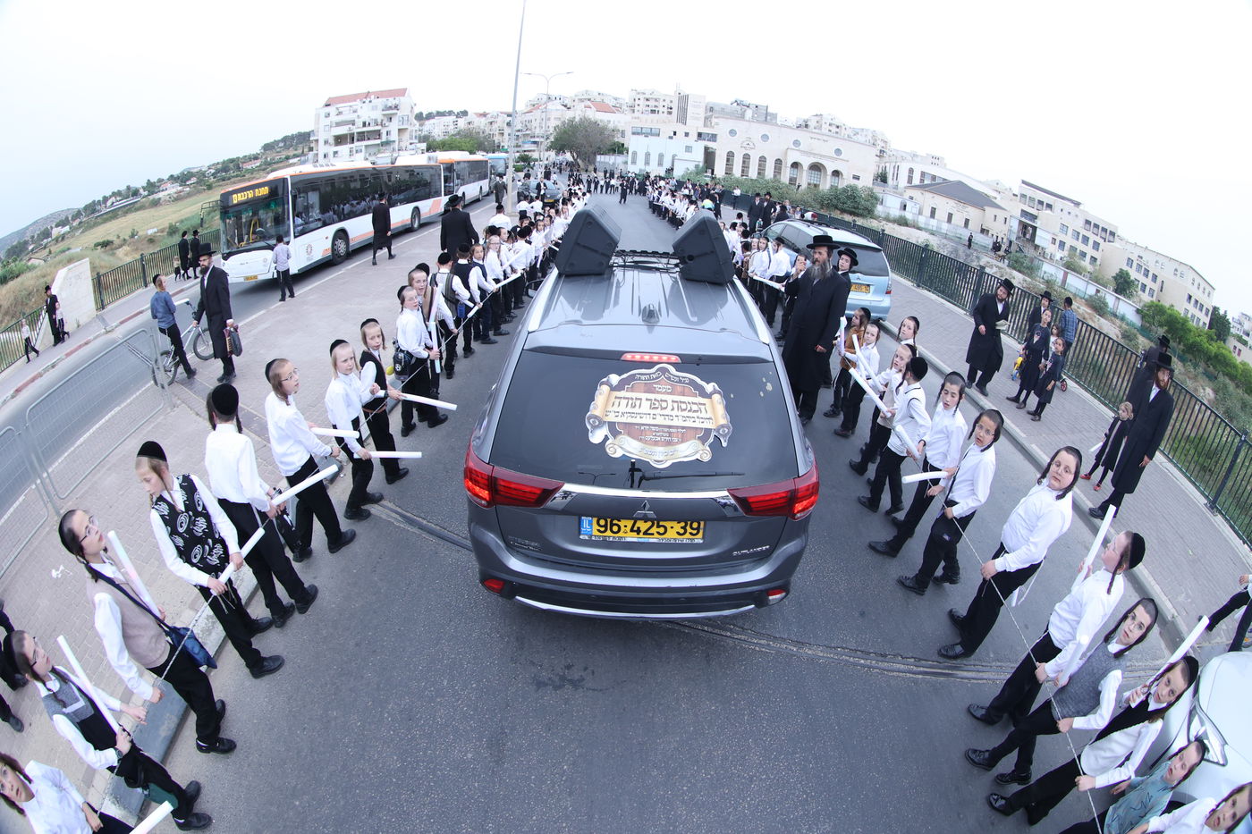 האבא תרם ספר תורה לעילוי נשמת בנו, והקהילה חגגה 