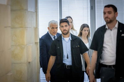 יאיר לפיד, הבוקר בבית המשפט