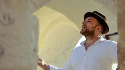 ארי פרייזר בסינגל חדש ומרגש: "אבינו מלכנו"