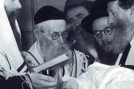 החזון איש משמש כסנדק בברית מילה