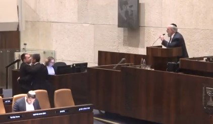 בליאק: "אתה חצוף!" • אשר: "איך אומרים 'מוצצי דם' ברוסית?"