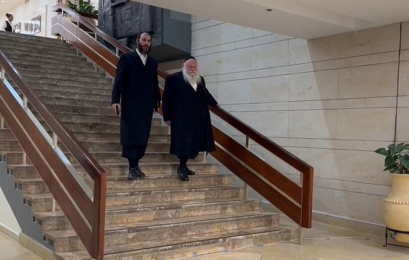 גולדקנופף ובבצ'יק, לפני כניסתם לישיבת ראשי הקואליציה