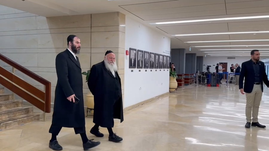 גולדקנופף ובבצ'יק, לפני כניסתם לישיבת ראשי הקואליציה