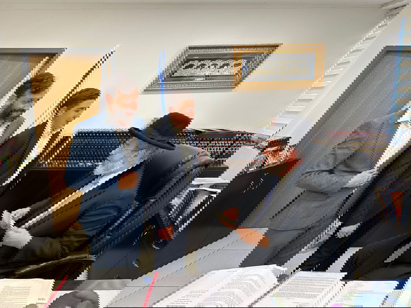 לקראת בר המצווה: ינקי דרעי ובנו במעונם של גדולי ישראל