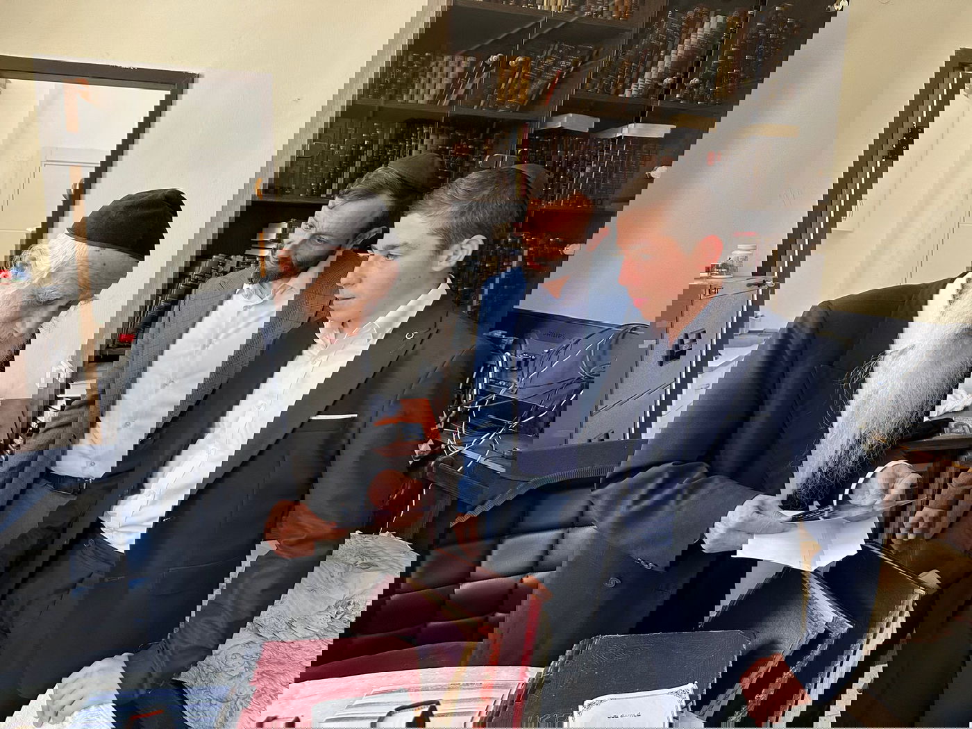 לקראת בר המצווה: ינקי דרעי ובנו במעונם של גדולי ישראל