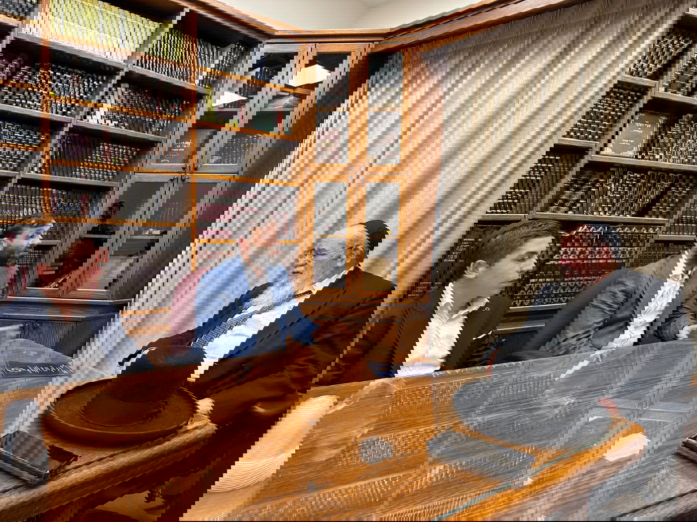 לקראת בר המצווה: ינקי דרעי ובנו במעונם של גדולי ישראל