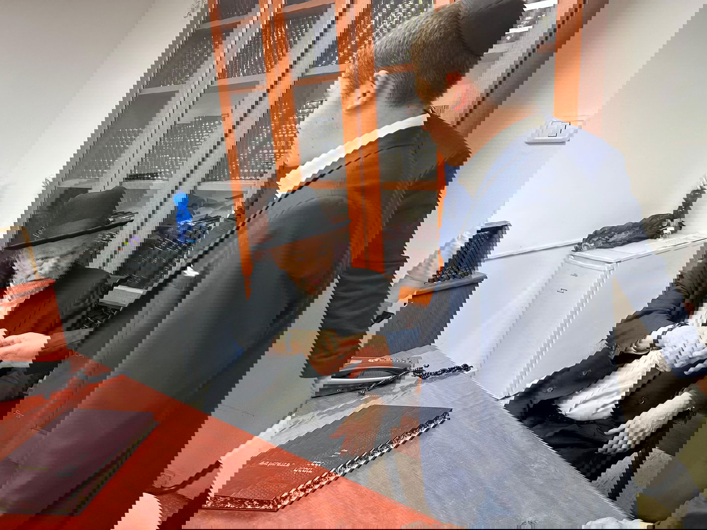 לקראת בר המצווה: ינקי דרעי ובנו במעונם של גדולי ישראל