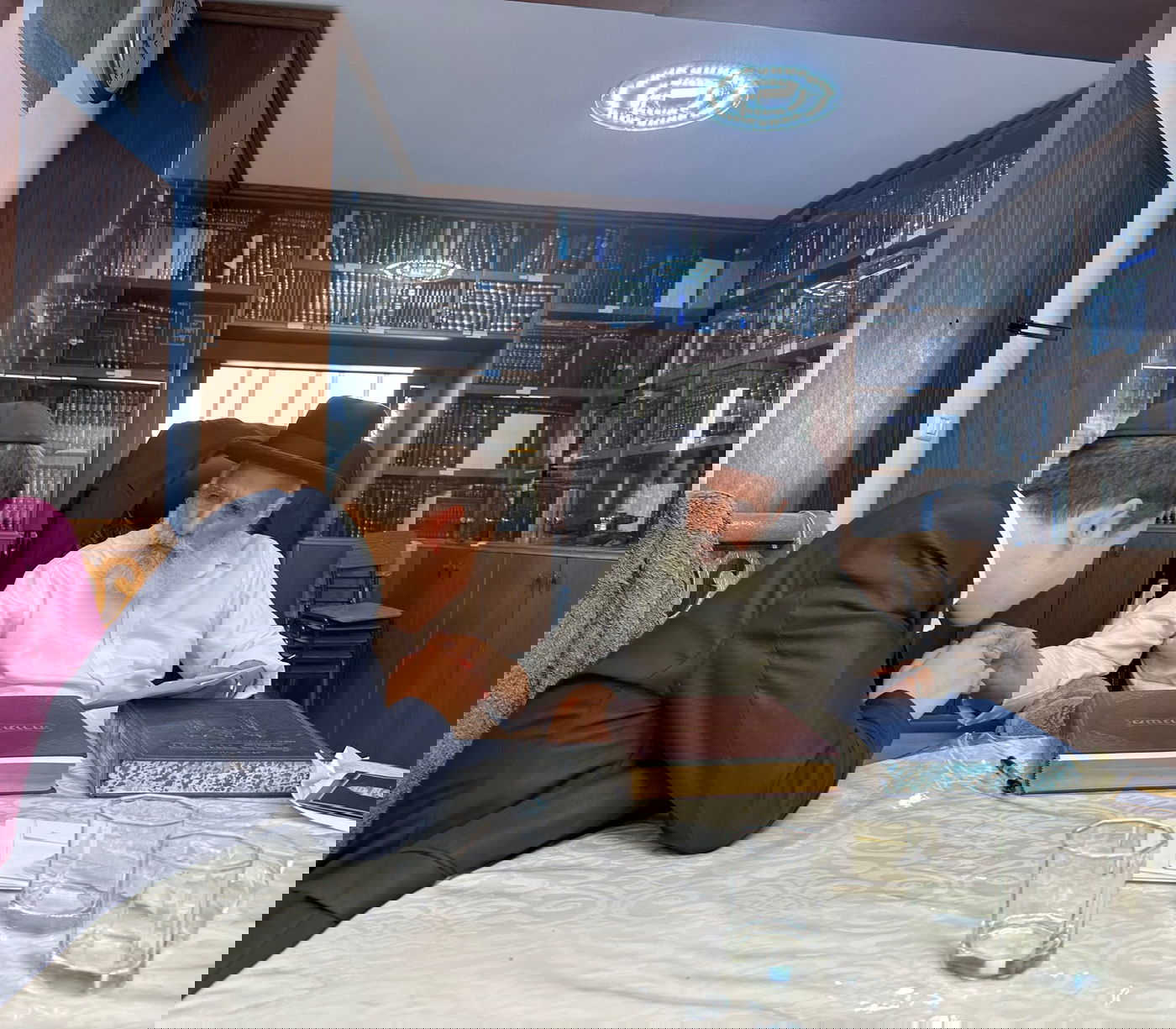 לקראת בר המצווה: ינקי דרעי ובנו במעונם של גדולי ישראל