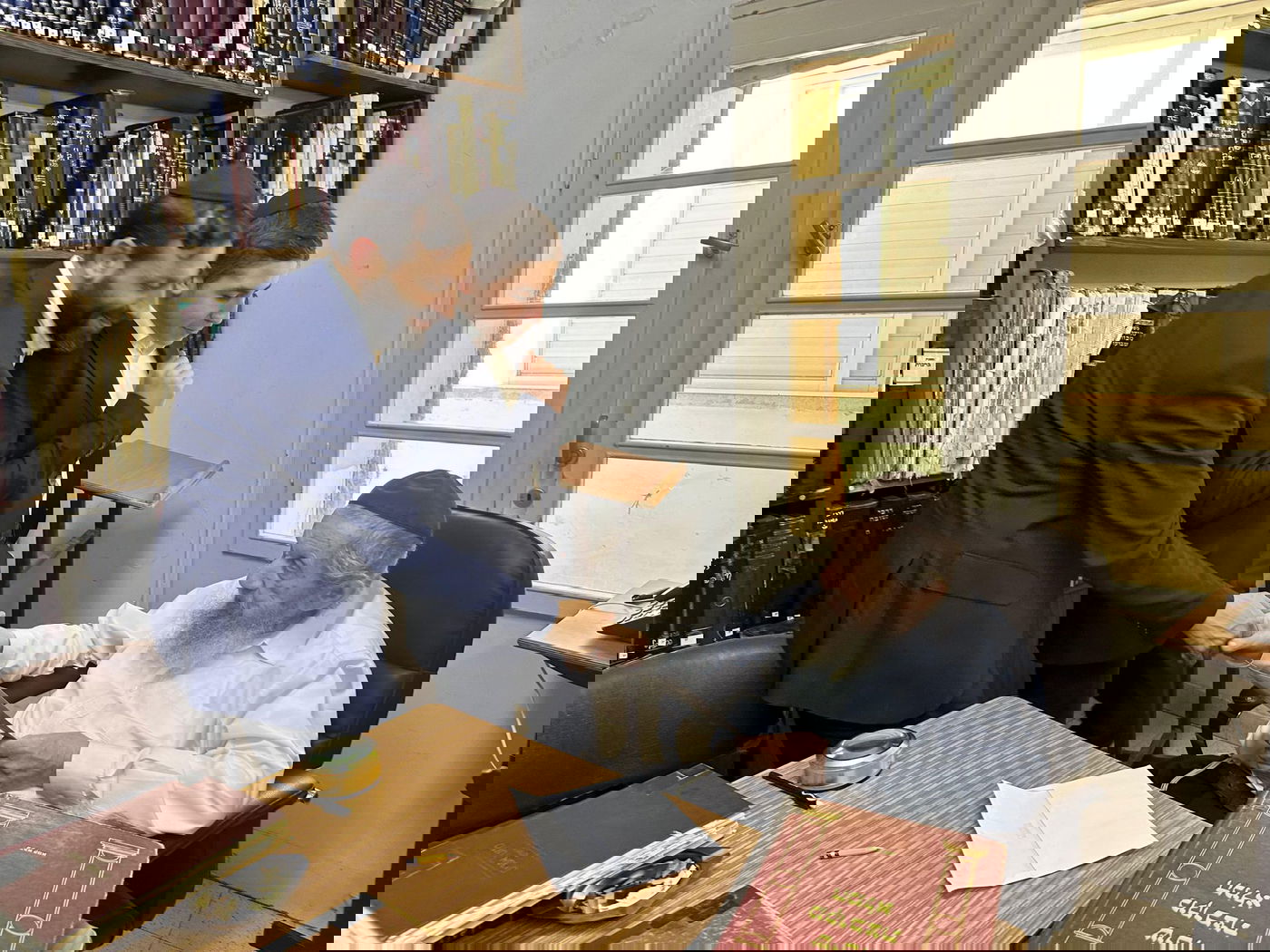 לקראת בר המצווה: ינקי דרעי ובנו במעונם של גדולי ישראל