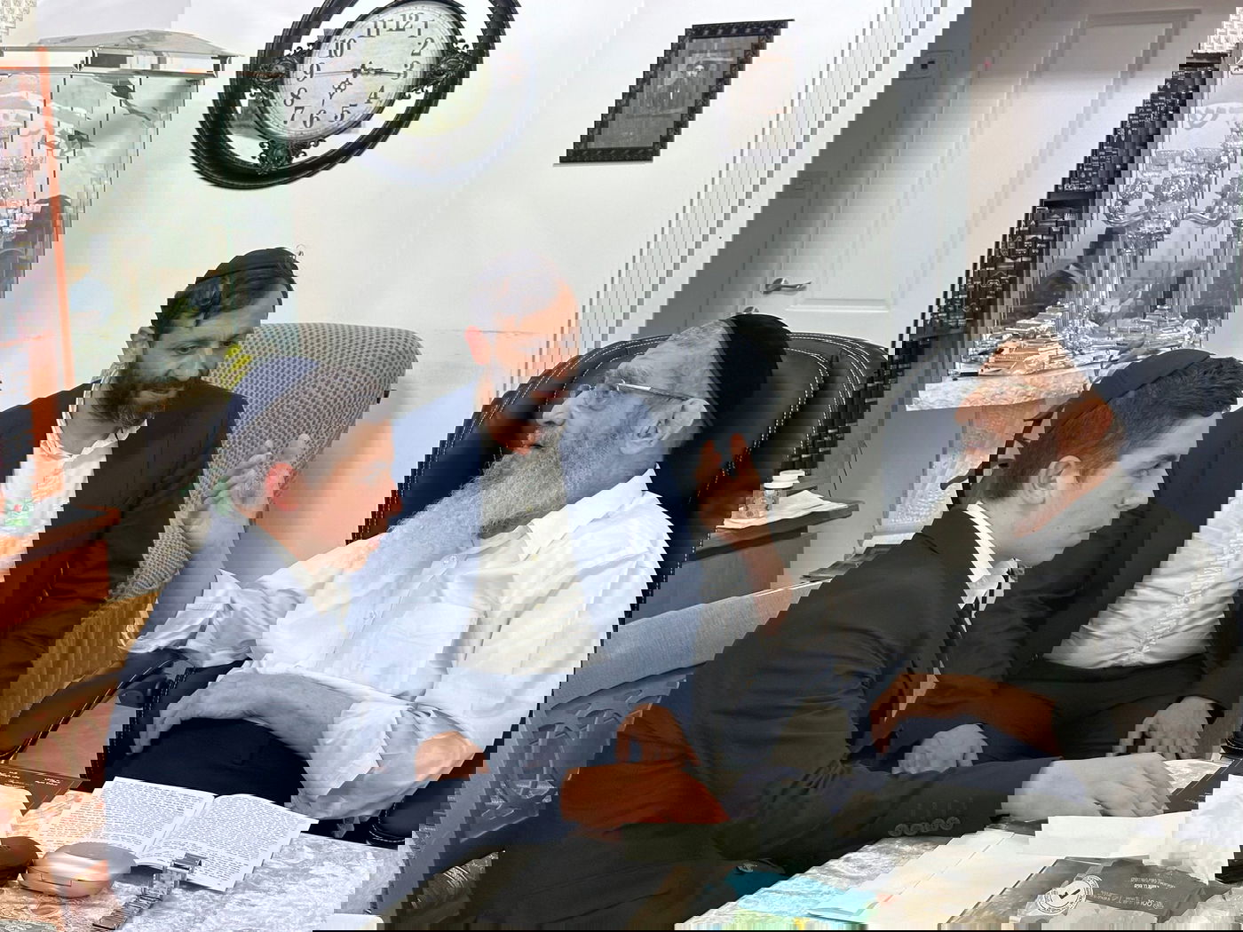 לקראת בר המצווה: ינקי דרעי ובנו במעונם של גדולי ישראל