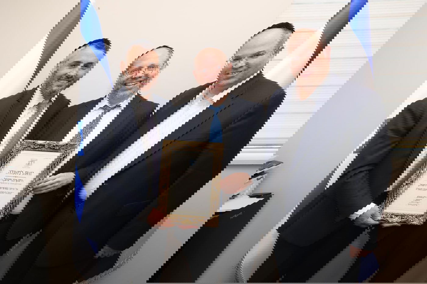 השר חיים ביטון בהענקת התעודות