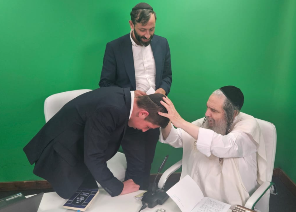 לקראת בר המצווה: ינקי דרעי ובנו במעונם של גדולי ישראל