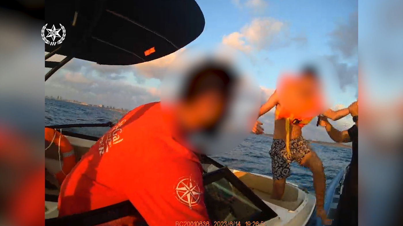 ילד בן 11 שנסחף עם אבוב בים חולץ בידי השיטור הימי • צפו