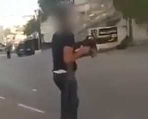 הפלסטיני תועד יורה בנשק אוטומטי - ונעצר בביתו בחברון