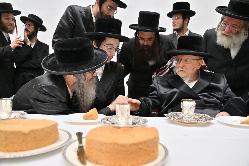 שמחת אירוסי בת המשפיע רבי נחמן בידרמן עם נינו של הרבי מביאלה