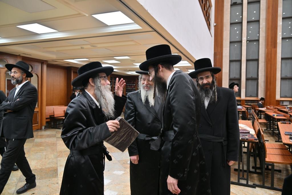 שמחת אירוסי בת המשפיע רבי נחמן בידרמן עם נינו של הרבי מביאלה