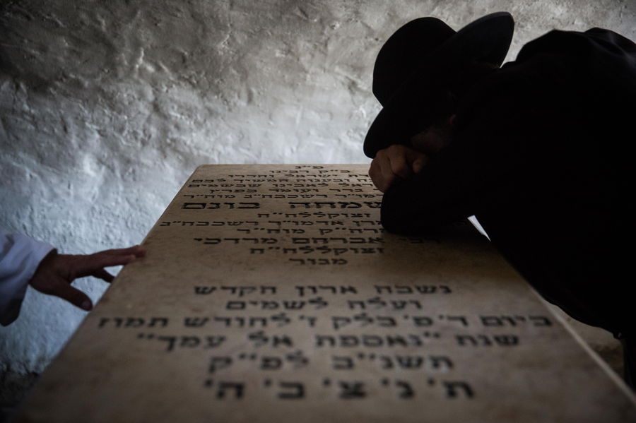 השתטחות על קברי צדיקים | אילוסטרציה