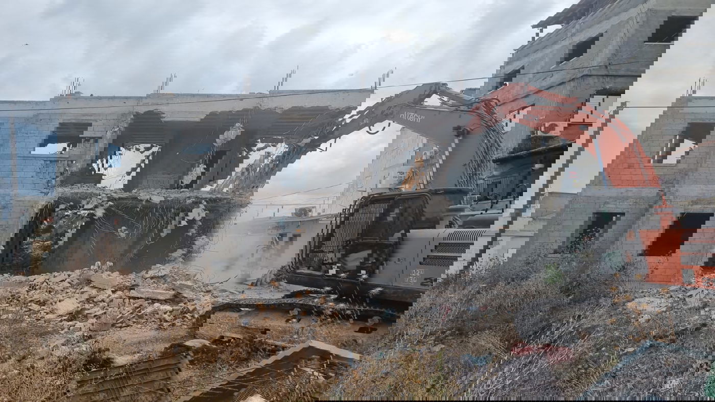 "פולש בלתי חוקי" • מבנה פיראטי נהרס בצפון | תיעוד