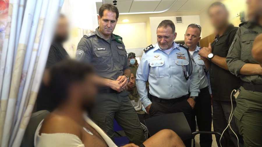 מפכ"ל המשטרה קובי שבתאי מבקר בבית החולים רמב"ם את פצועי התקרית בג'נין