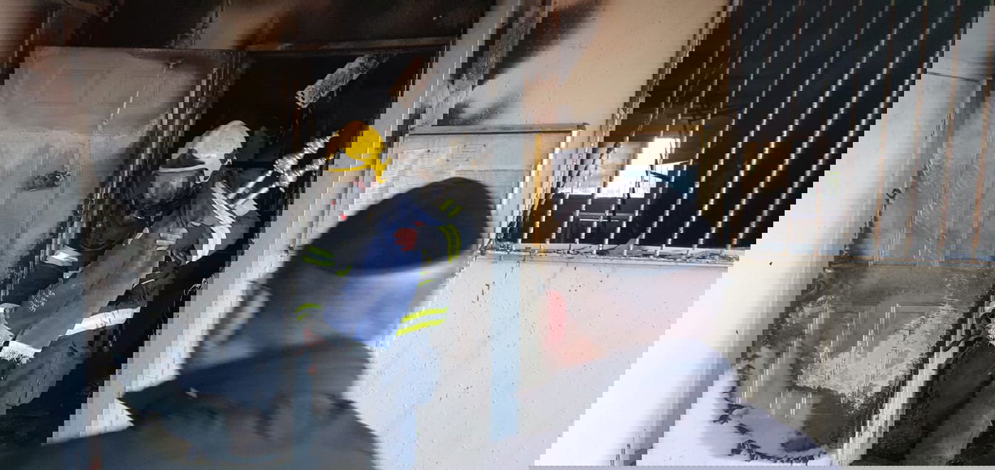 לוחם אש מציל ספר תורה