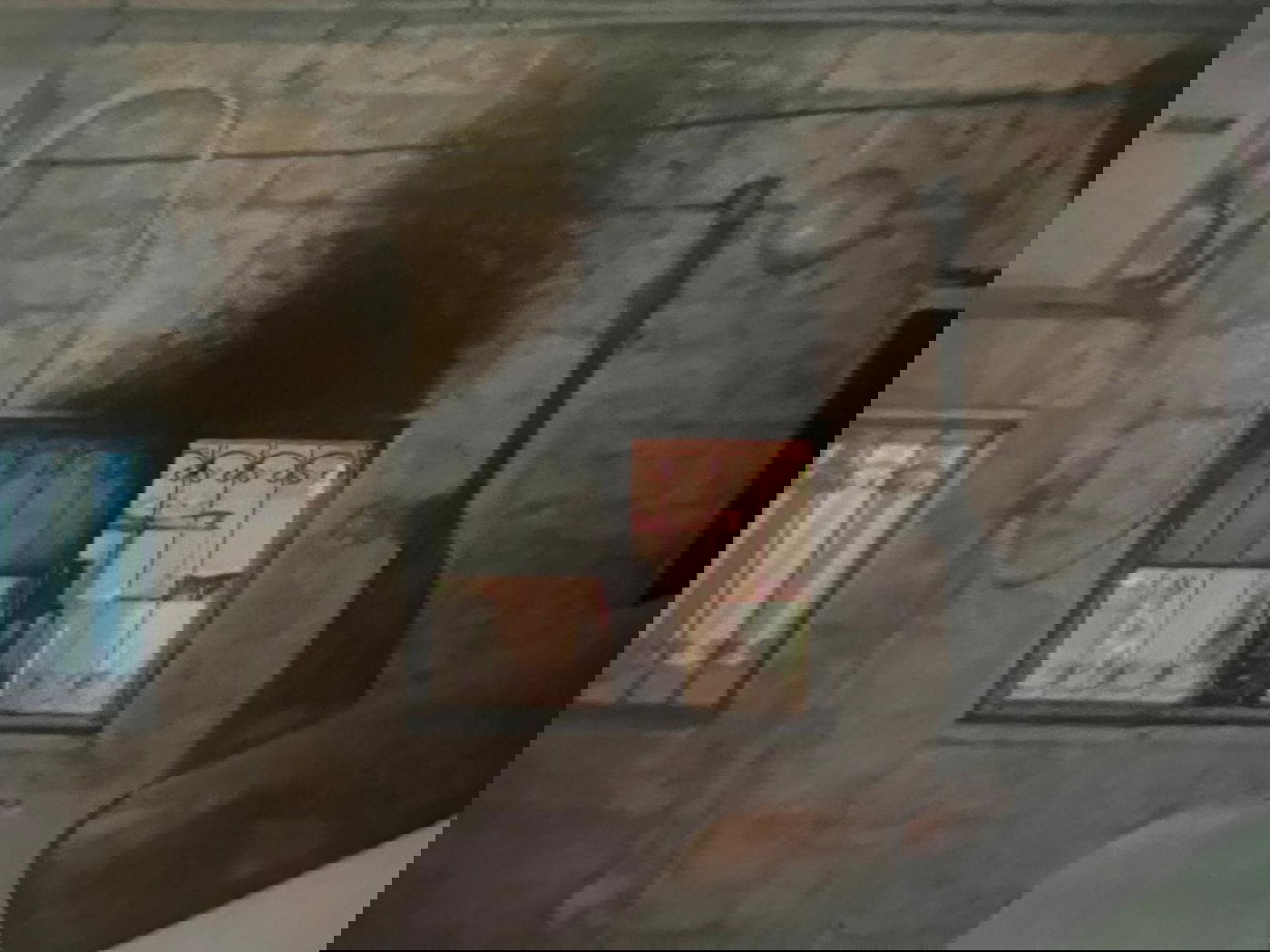 הנזק שנגרם לחלון הבית בעקבות ההצתה והשקיפה שפרצה במקום