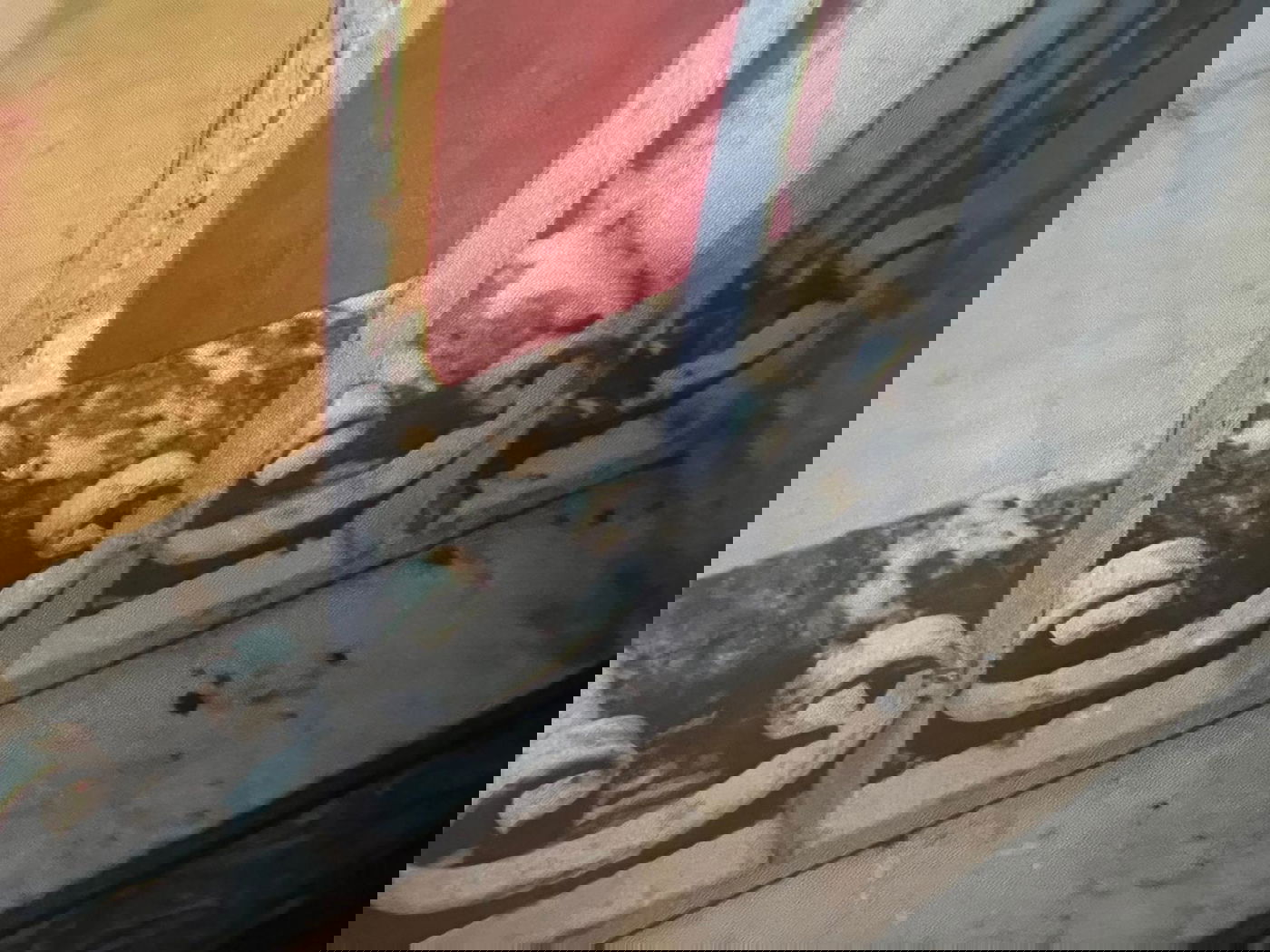 הנזק שנגרם לחלון הבית בעקבות ההצתה והשקיפה שפרצה במקום