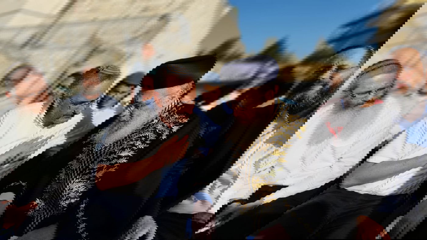 ראש המועצה שי אלון עם הראשון לציון, בטקס