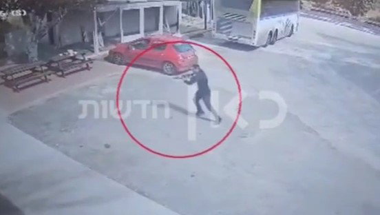 יורה לכל עבר ורודף אחרי הנפגעים שבורחים • תיעוד חדש מהפיגוע