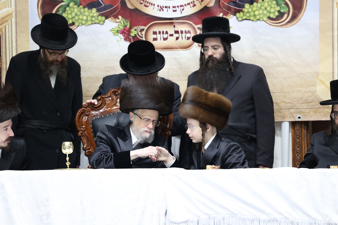 מעמד הנחת תפילין ושולחן לחיים לאחר התפילה