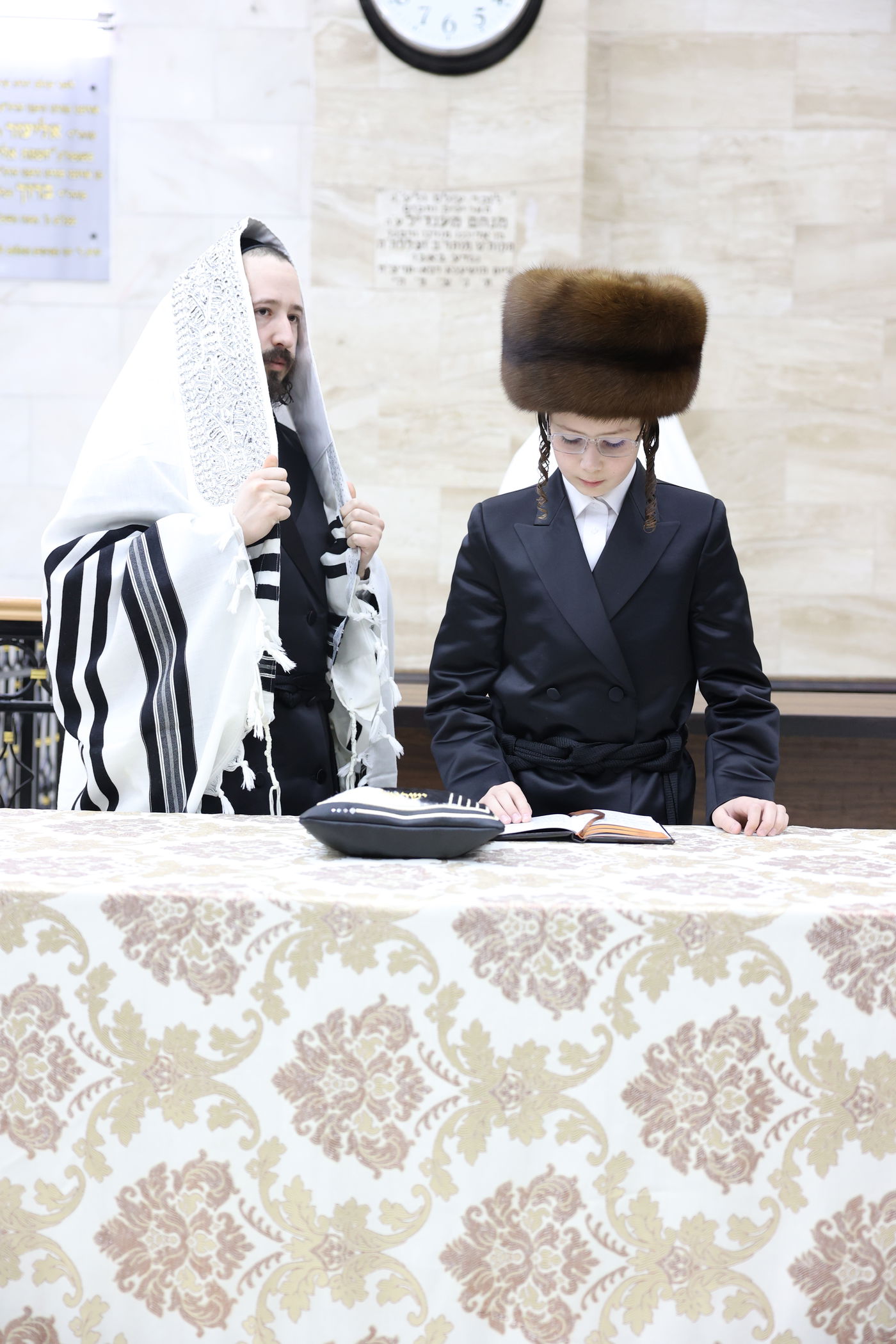 מעמד הנחת תפילין ושולחן לחיים לאחר התפילה