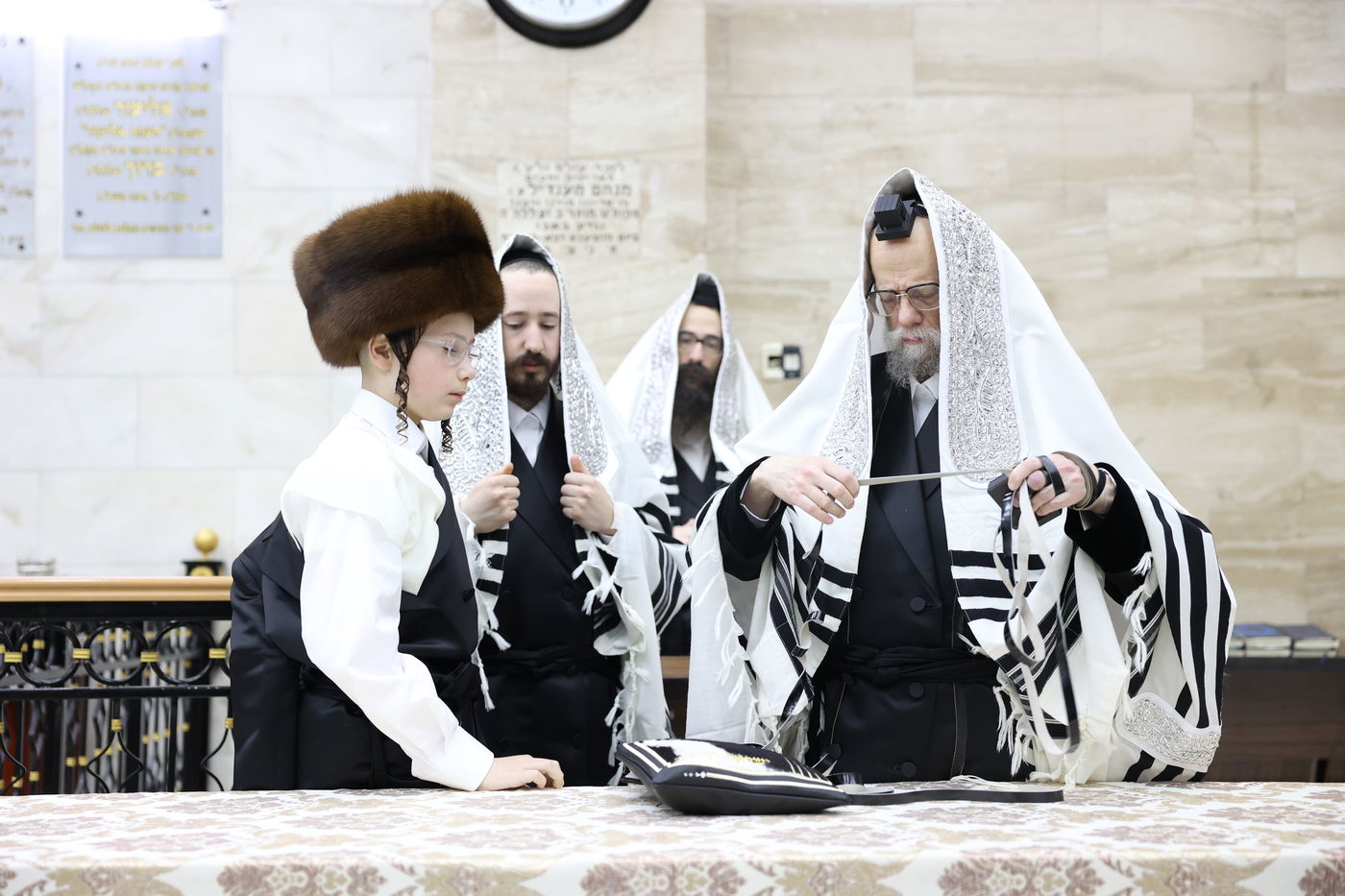 מעמד הנחת תפילין ושולחן לחיים לאחר התפילה