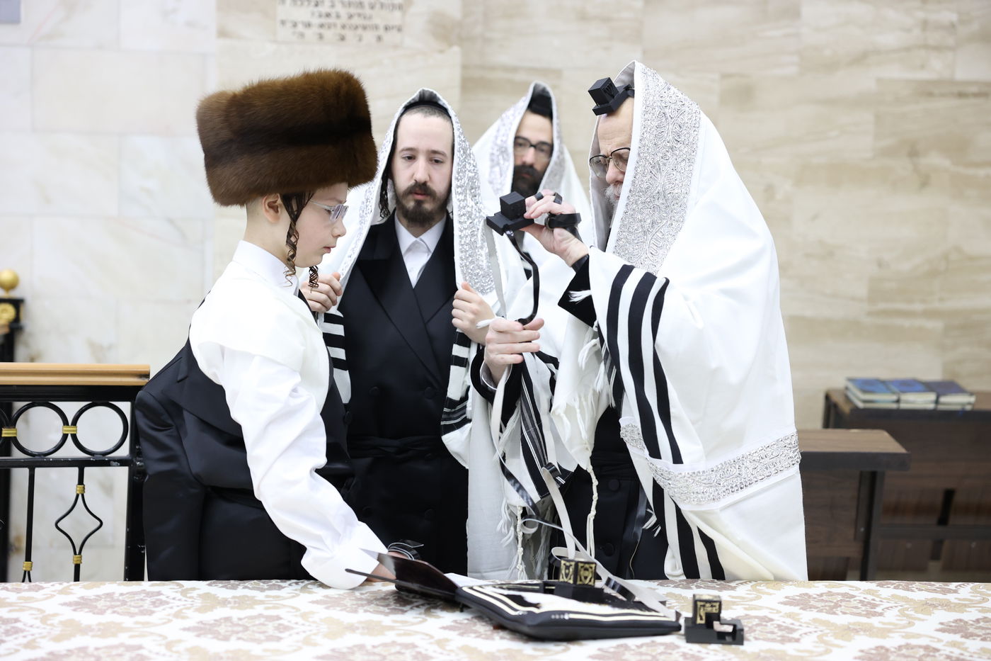 מעמד הנחת תפילין ושולחן לחיים לאחר התפילה