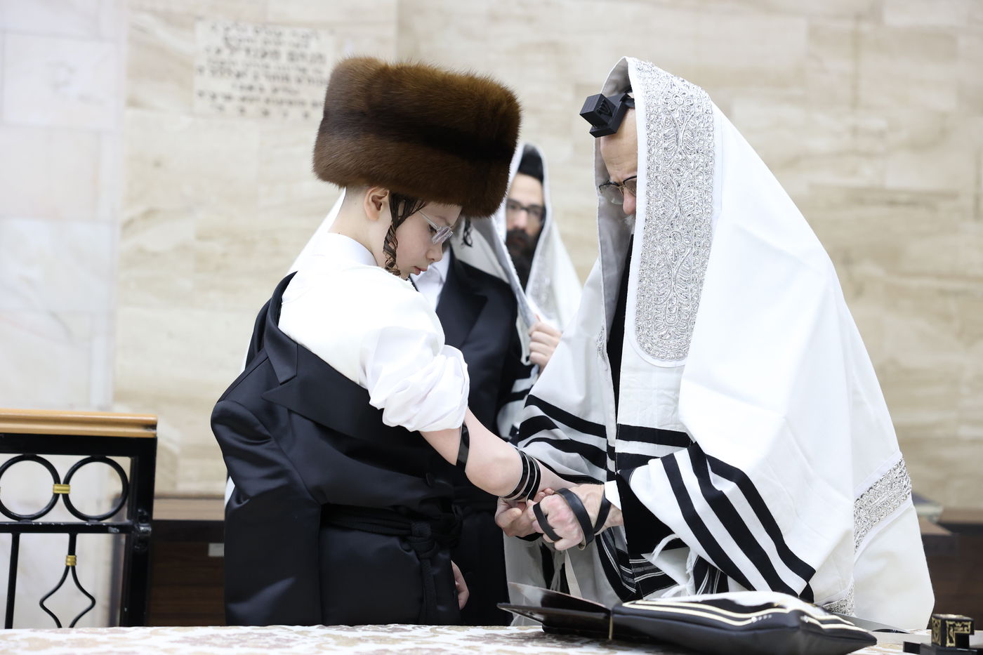 מעמד הנחת תפילין ושולחן לחיים לאחר התפילה