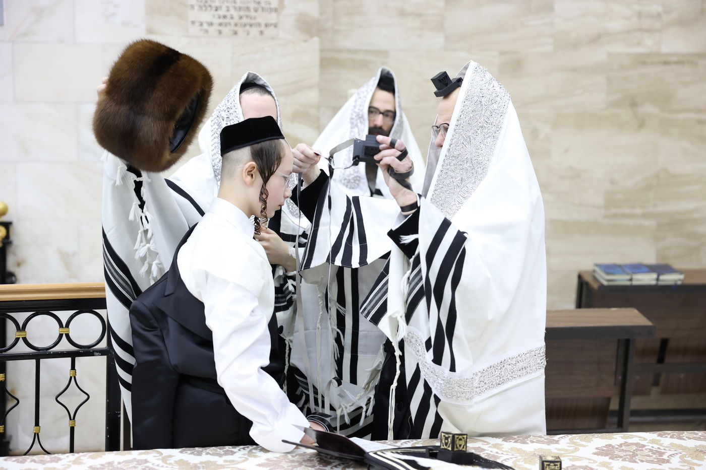 מעמד הנחת תפילין ושולחן לחיים לאחר התפילה