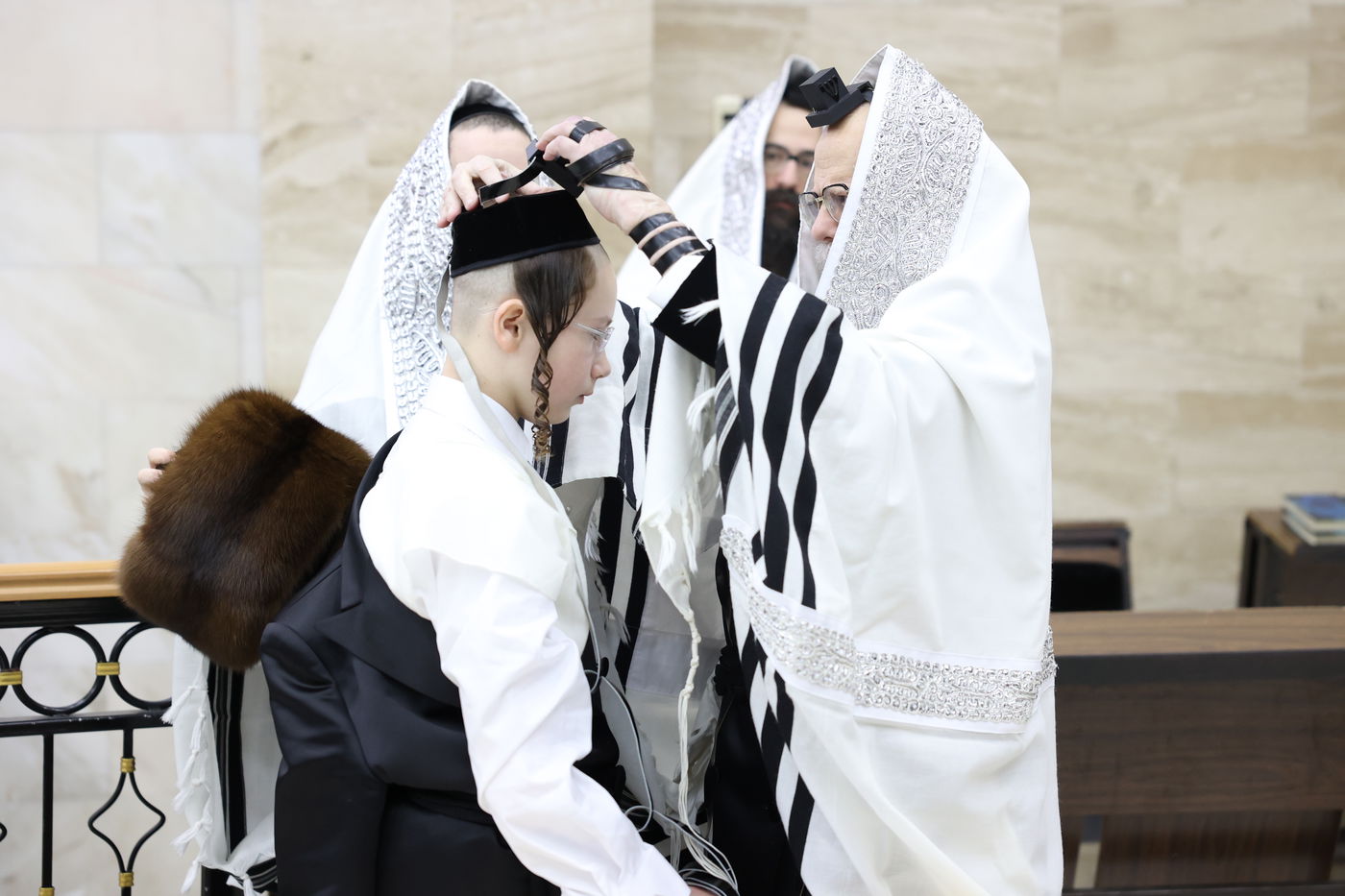 מעמד הנחת תפילין ושולחן לחיים לאחר התפילה