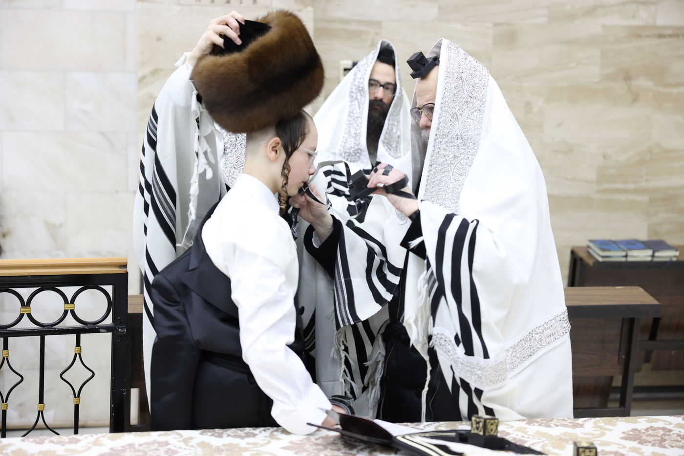 מעמד הנחת תפילין ושולחן לחיים לאחר התפילה