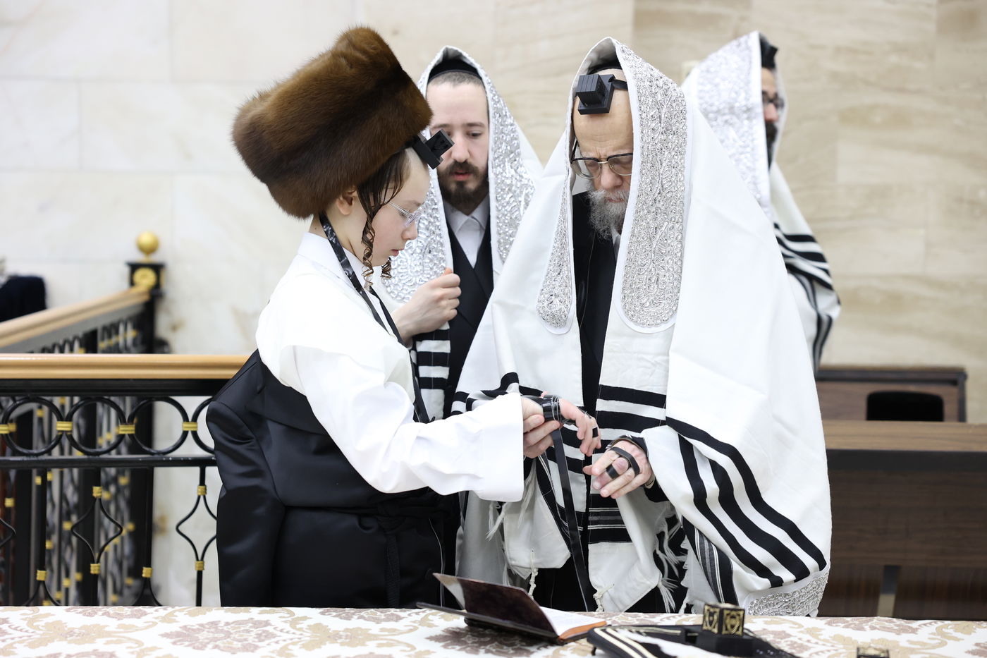 מעמד הנחת תפילין ושולחן לחיים לאחר התפילה