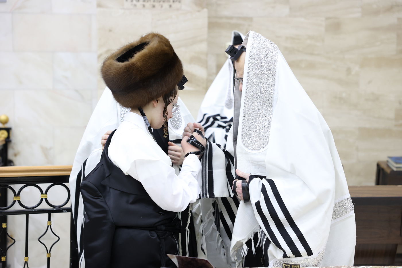 מעמד הנחת תפילין ושולחן לחיים לאחר התפילה