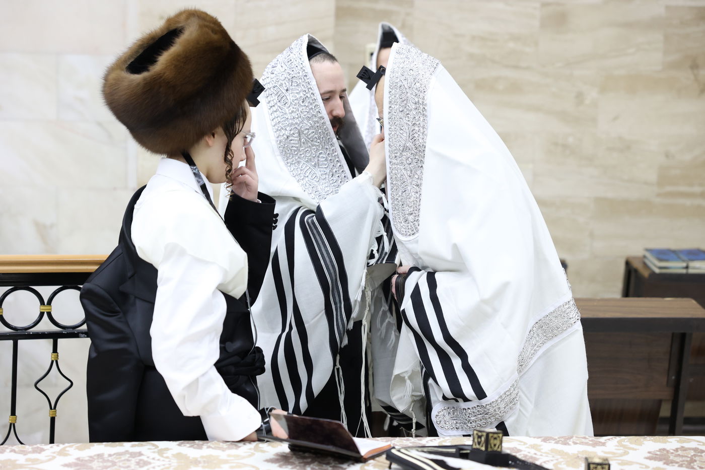 מעמד הנחת תפילין ושולחן לחיים לאחר התפילה