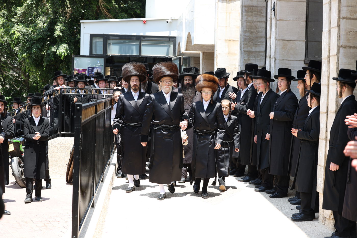 מעמד הנחת תפילין ושולחן לחיים לאחר התפילה