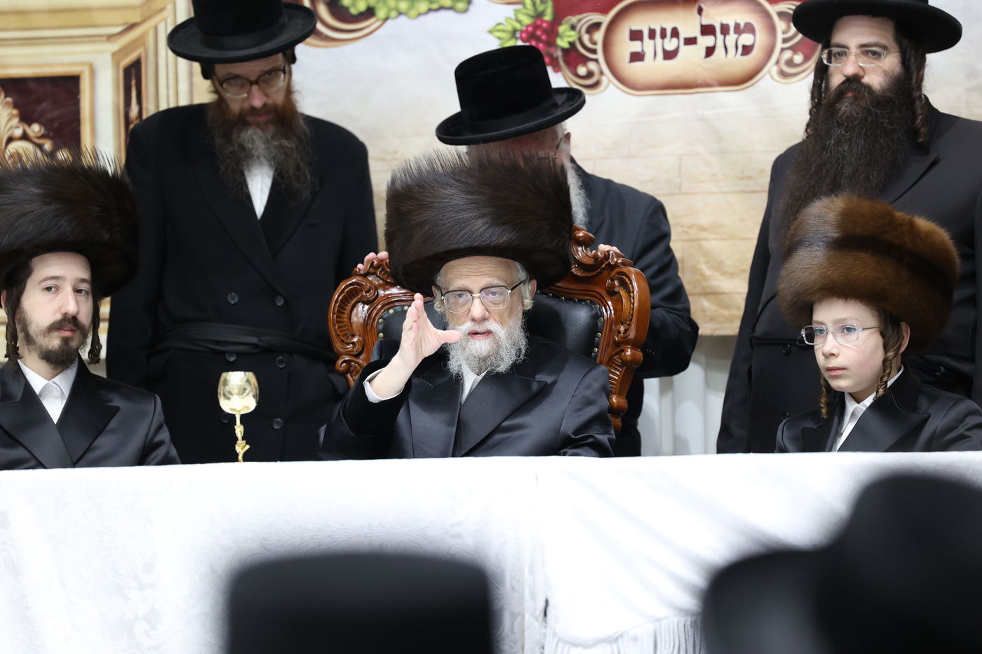 מעמד הנחת תפילין ושולחן לחיים לאחר התפילה