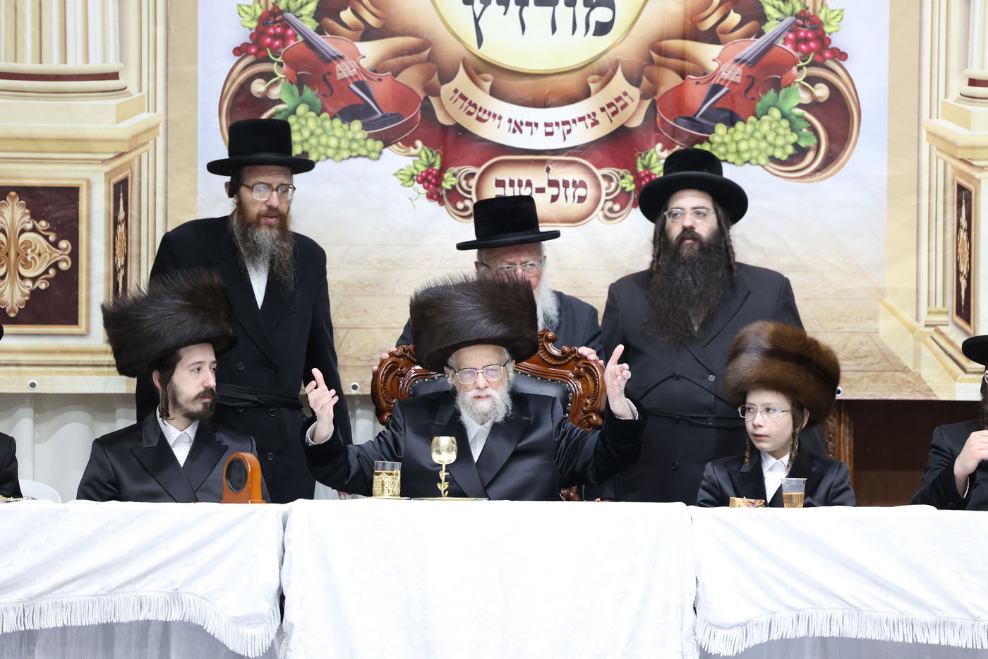 מעמד הנחת תפילין ושולחן לחיים לאחר התפילה