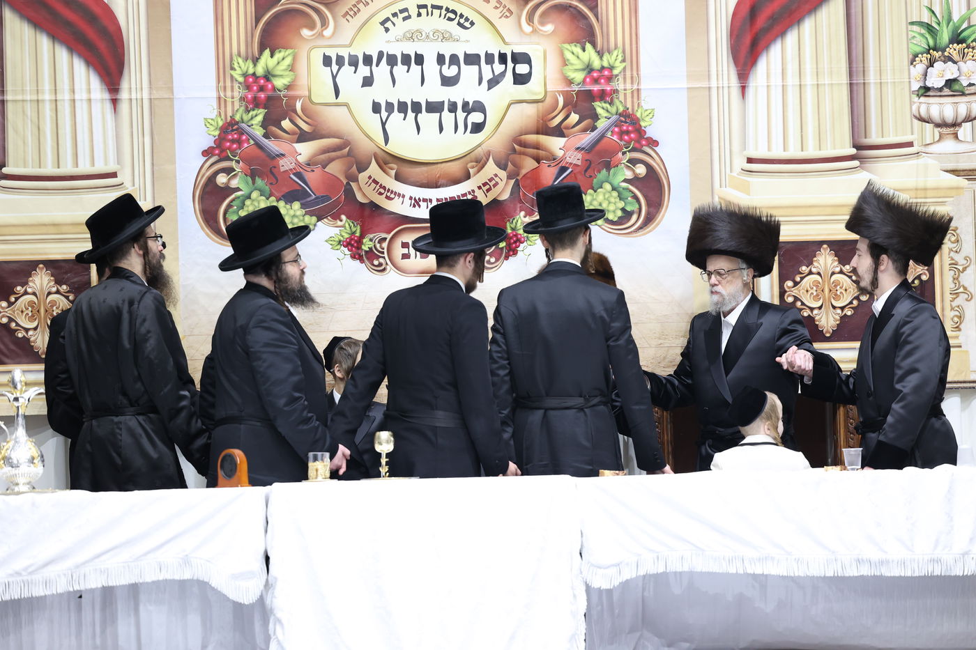 מעמד הנחת תפילין ושולחן לחיים לאחר התפילה