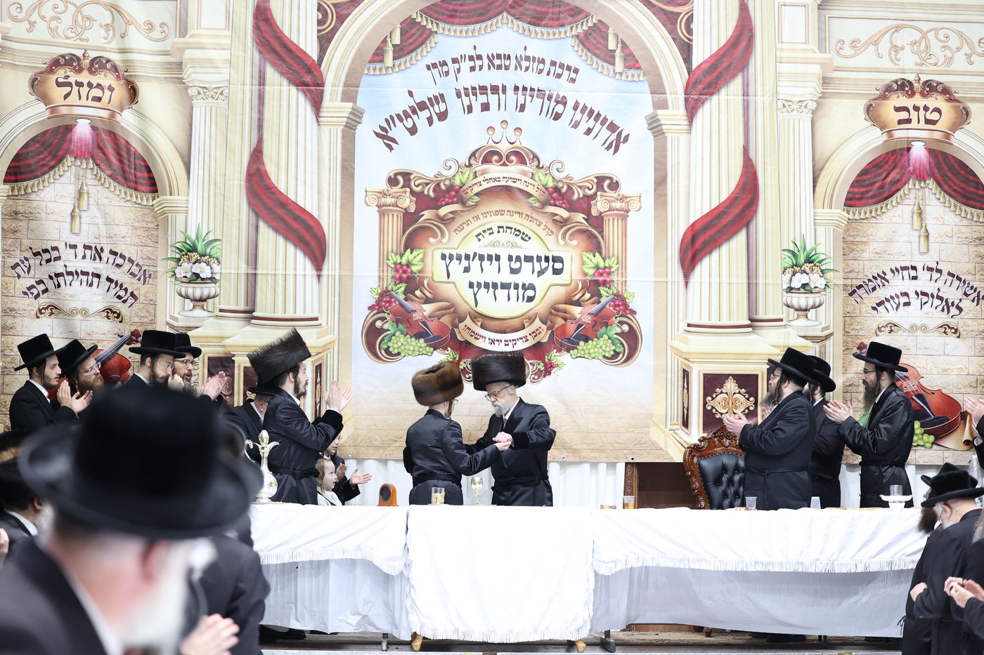 מעמד הנחת תפילין ושולחן לחיים לאחר התפילה