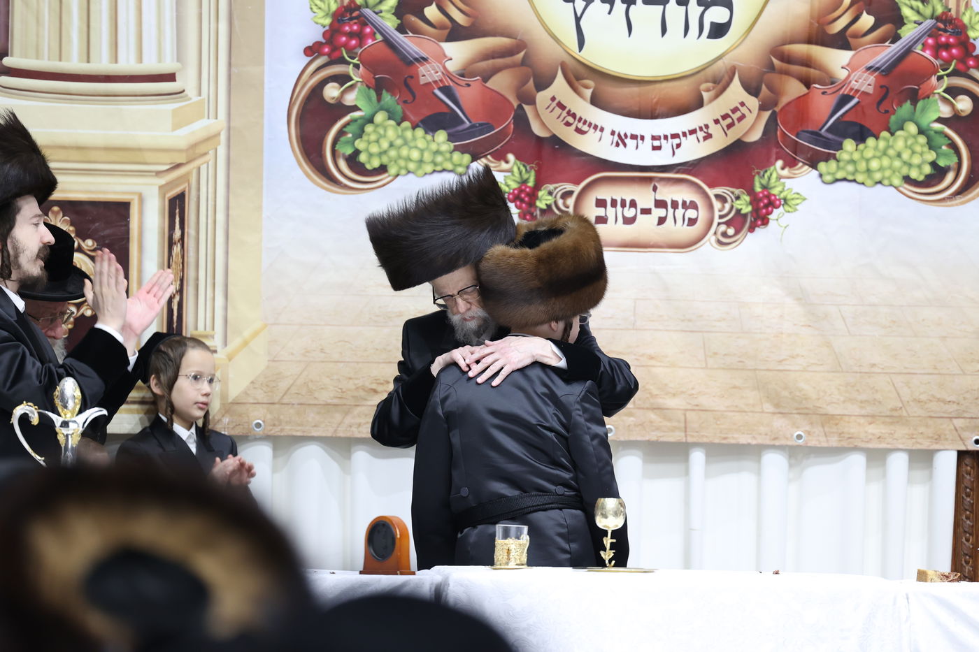 מעמד הנחת תפילין ושולחן לחיים לאחר התפילה