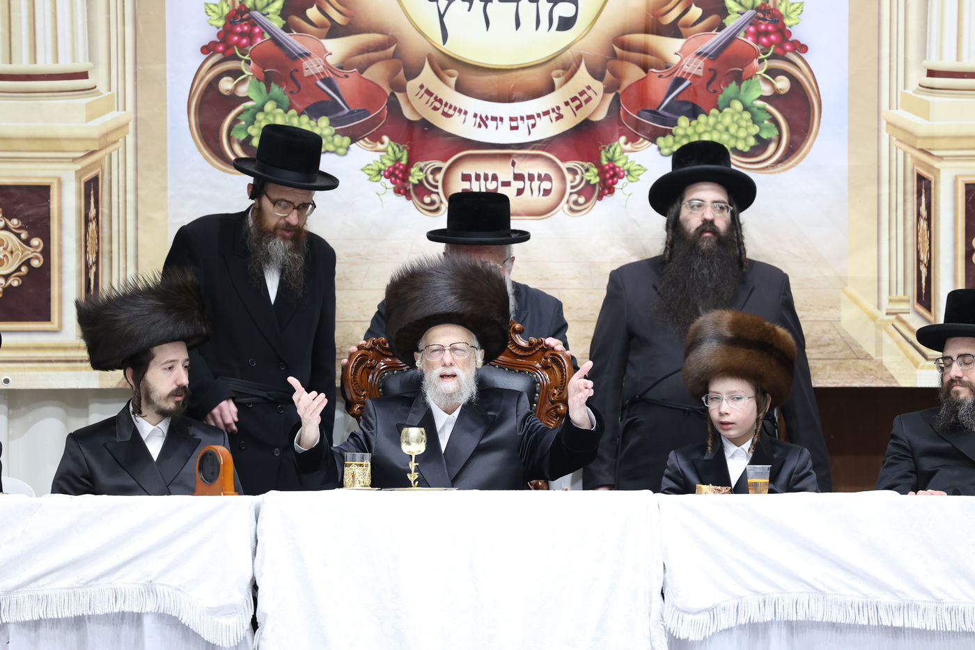 מעמד הנחת תפילין ושולחן לחיים לאחר התפילה