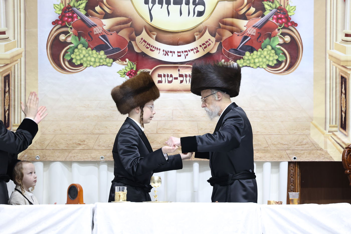 מעמד הנחת תפילין ושולחן לחיים לאחר התפילה