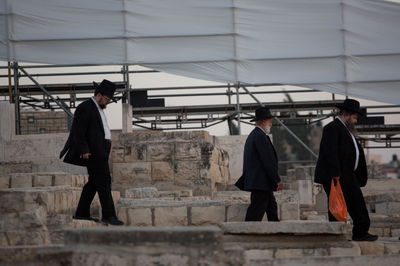 מתפללים בציון האור החיים