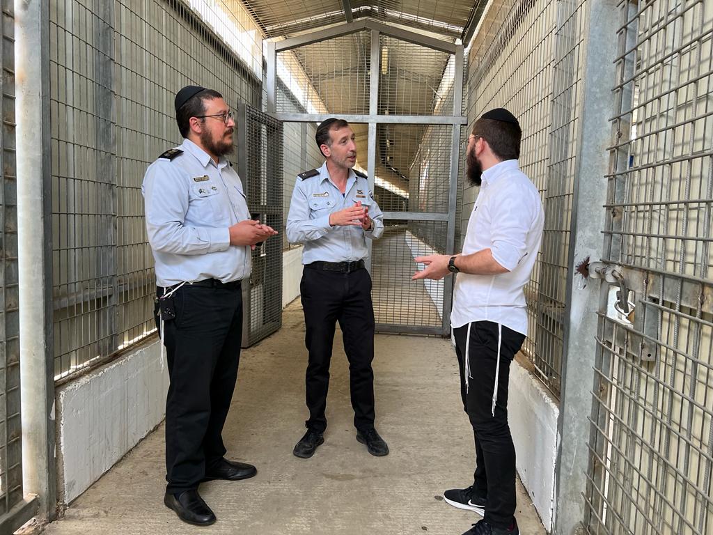 כל כמה מאות מטרים - שער שנפתח על ידי כרטיס מיוחד. הרבנים בשיחה לכותב השורות במסדרונות הכלא