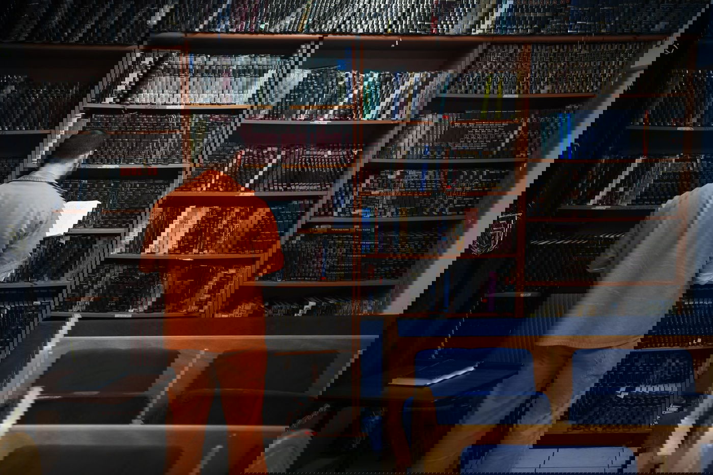 אסיר בעיון ספר קודש בבית הכנסת של הכלא